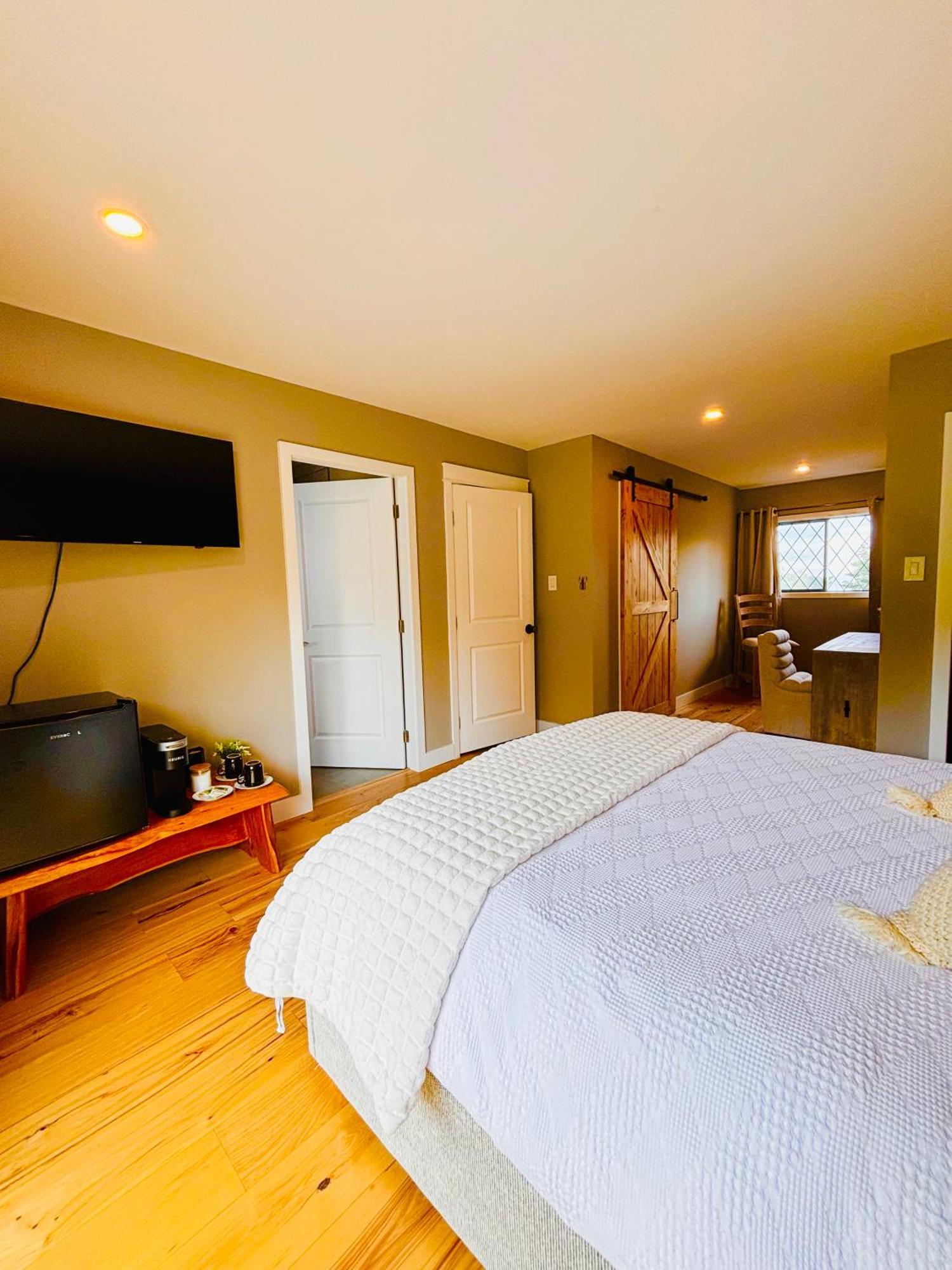 Oceanside Manor - Fancy Room - Golf Course & Beach View Qualicum Beach Ngoại thất bức ảnh